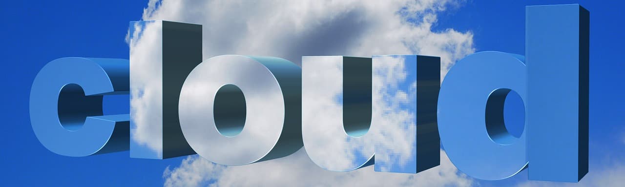 La palabra «cloud» en letras azules 3D sobre un cielo nublado
