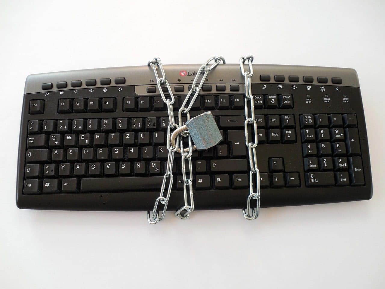 Ein Metallschloss und eine Kette auf einer Laptop-Tastatur
