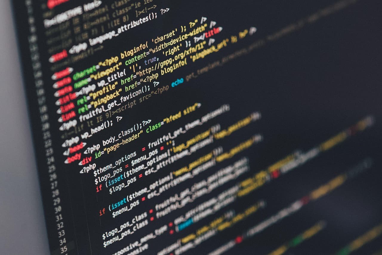 Codice sorgente Swift mostrato su uno schermo scuro