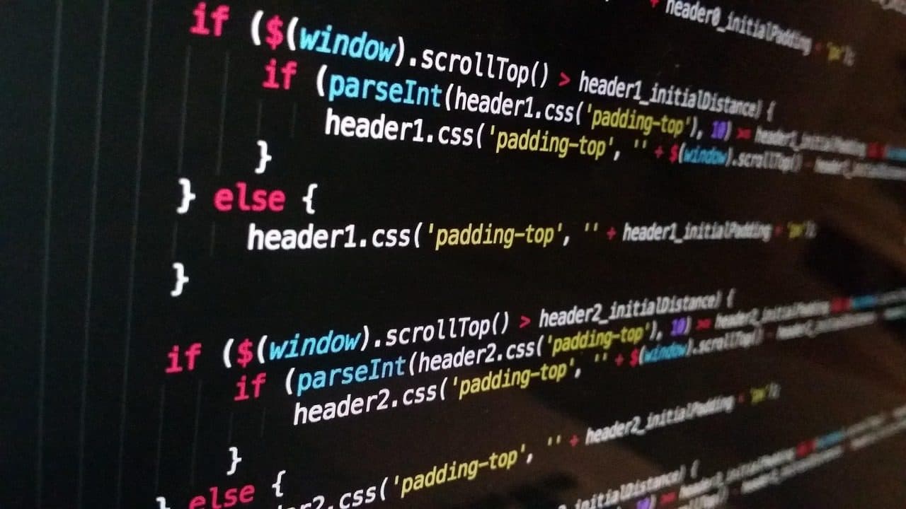 Código JavaScript coloreado en una pantalla oscura