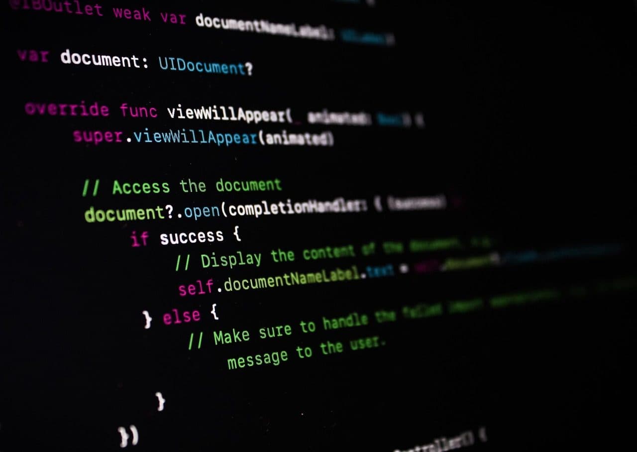 Código fonte com destaque de sintaxe num editor de código com tema escuro