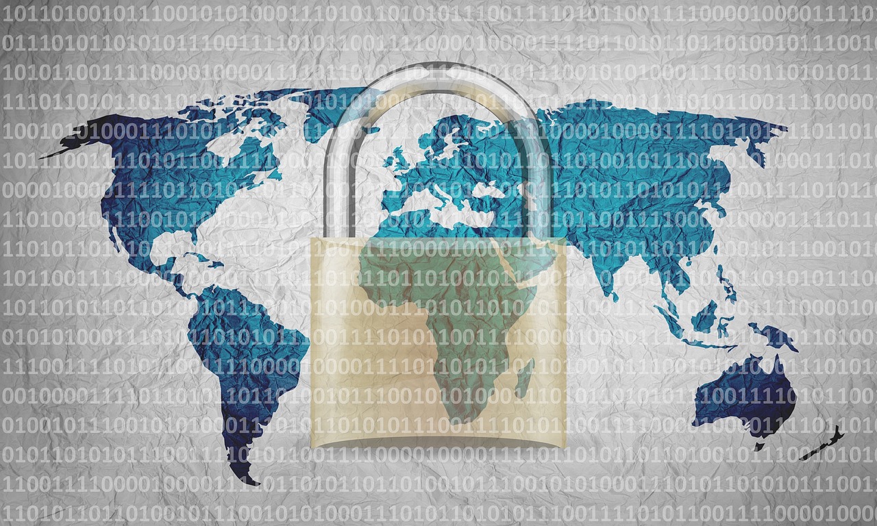 Un candado sobre un mapa mundial de dígitos binarios, ilustrando la seguridad de datos a través de sistemas conectados