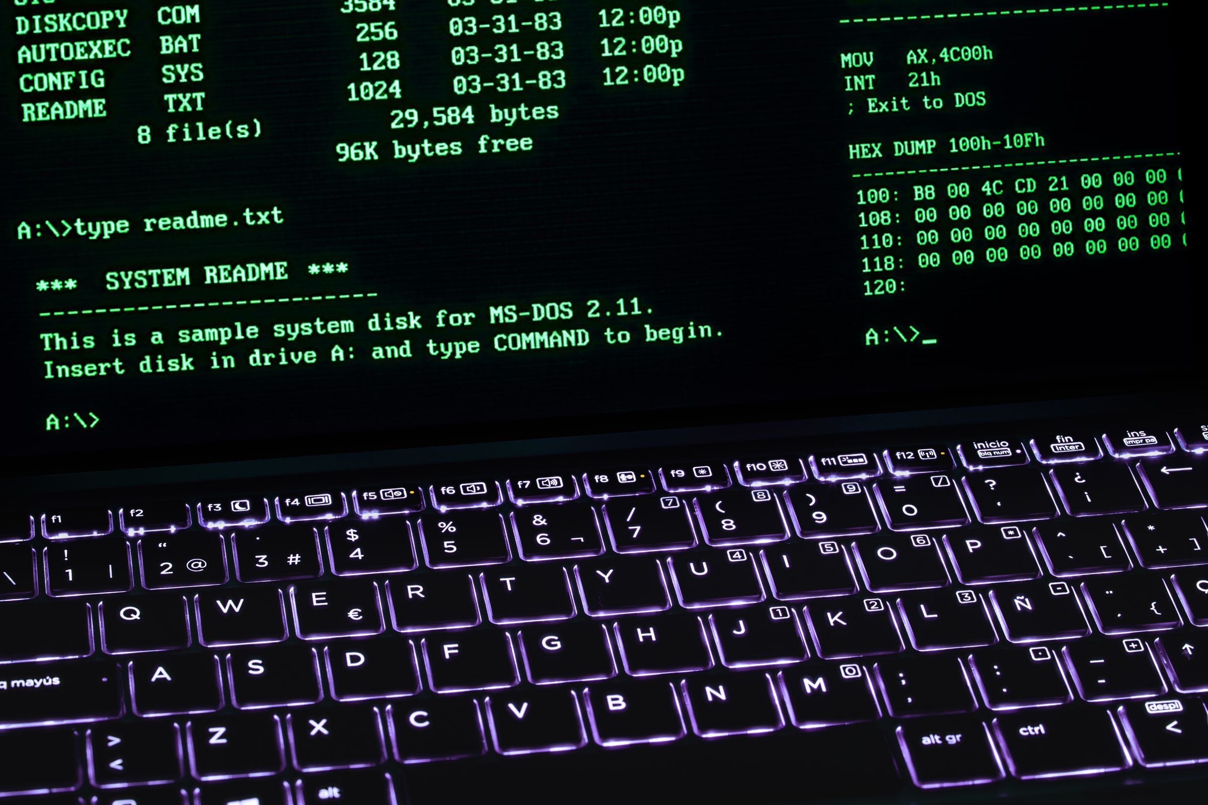 Un terminal listando archivos sobre un teclado retroiluminado - GhostApproval abusa de un archivo enlazado por symlink para escribir fuera de la carpeta que crees editar.