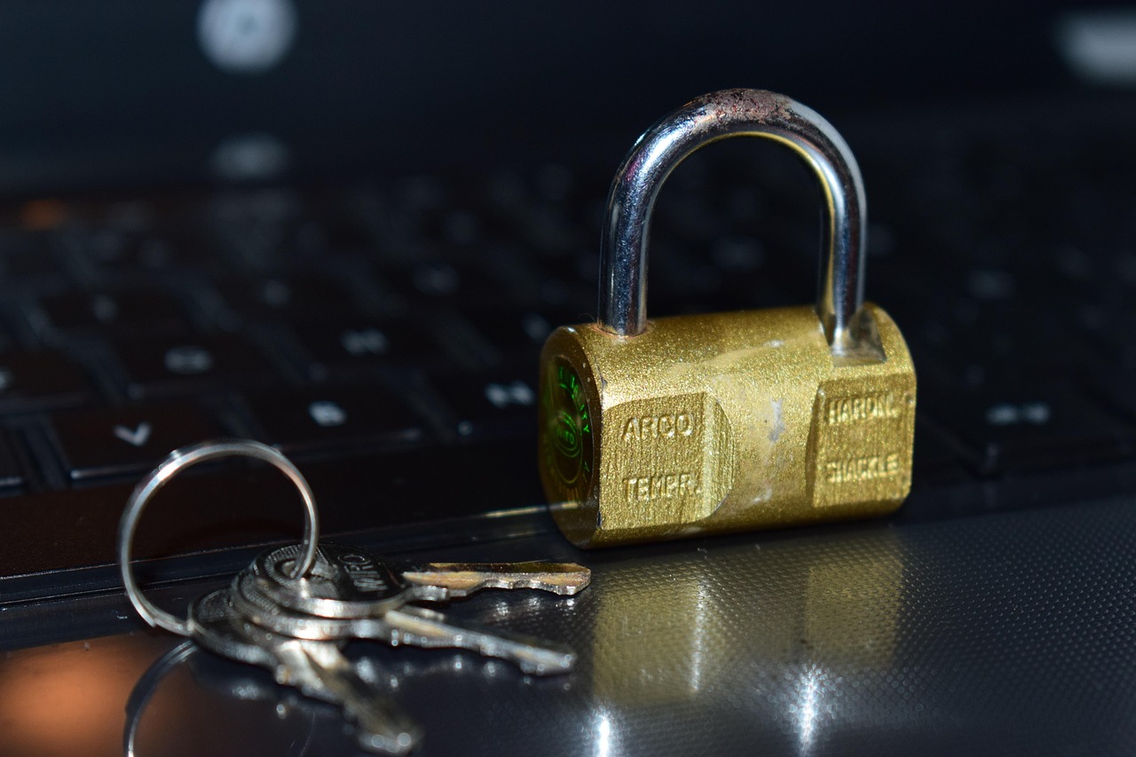 Ein Schloss auf einer Laptop-Tastatur, das die alltägliche digitale Sicherheit veranschaulicht