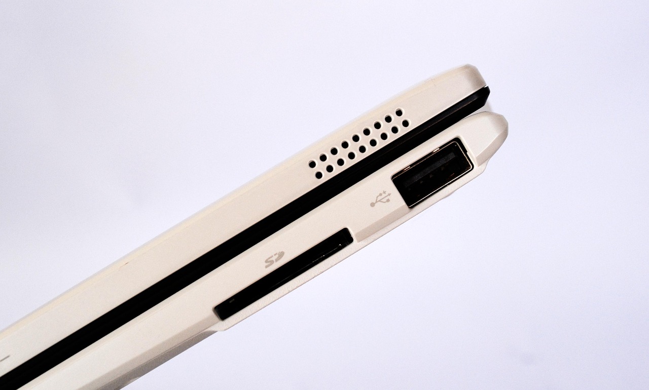 Um close-up do lado de um portátil mostrando uma porta USB e um slot para cartão SD, ilustrando o MCP como um conector universal para ligar ferramentas a uma IA